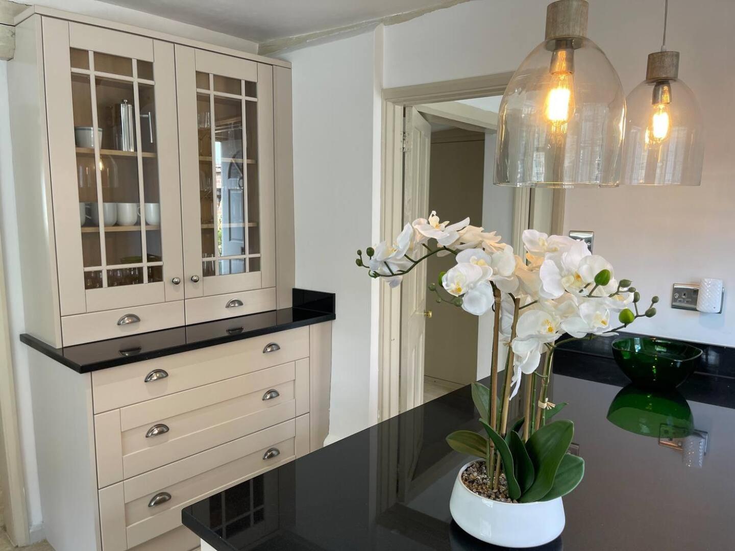 Elegant Oak Beamed House In Pretty Village - Cambridge Homehost 벅든 외부 사진