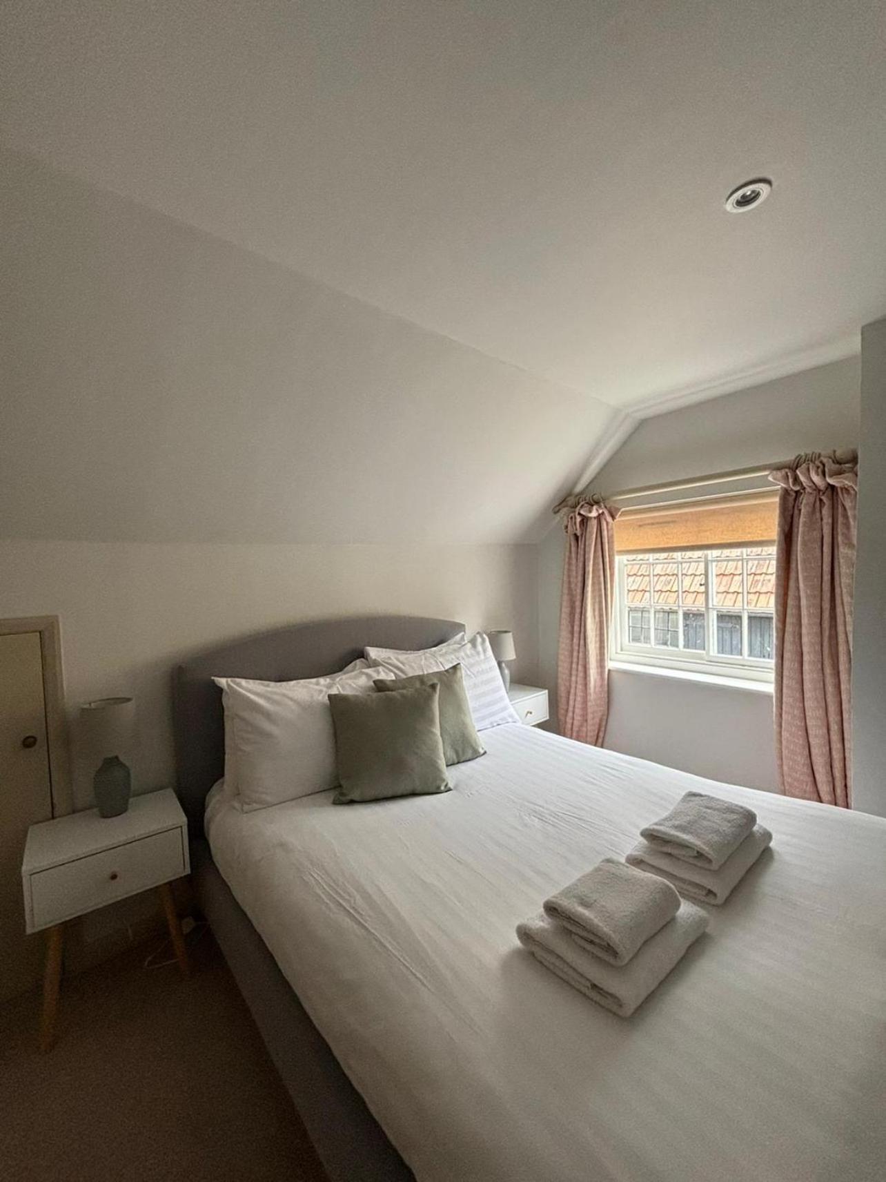 Elegant Oak Beamed House In Pretty Village - Cambridge Homehost 벅든 외부 사진